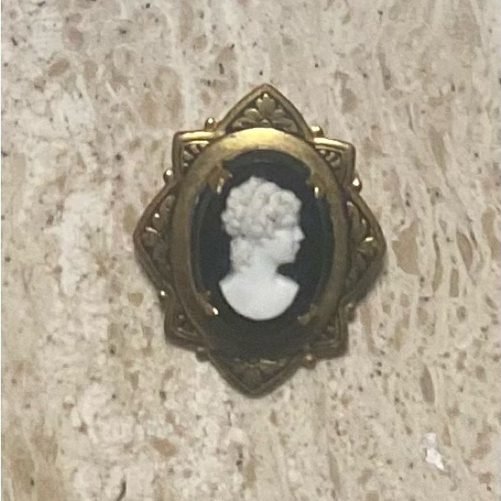 Vintage Cameo Brooch